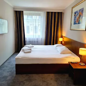 Hotel Hit, Varšava